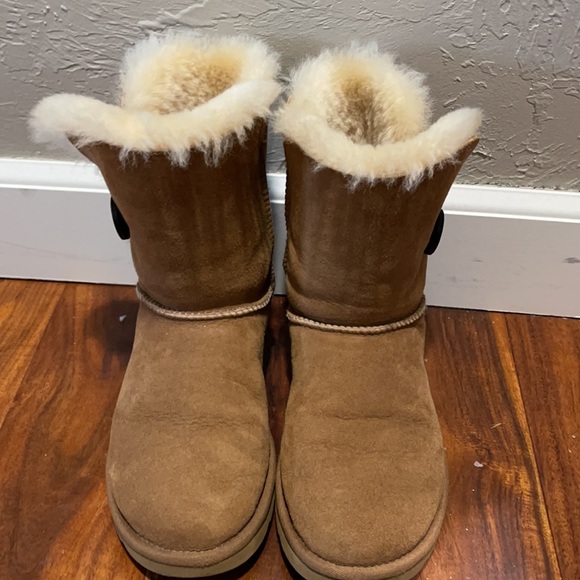 Women’s UGG Winter Boots - Picture 2 of 3